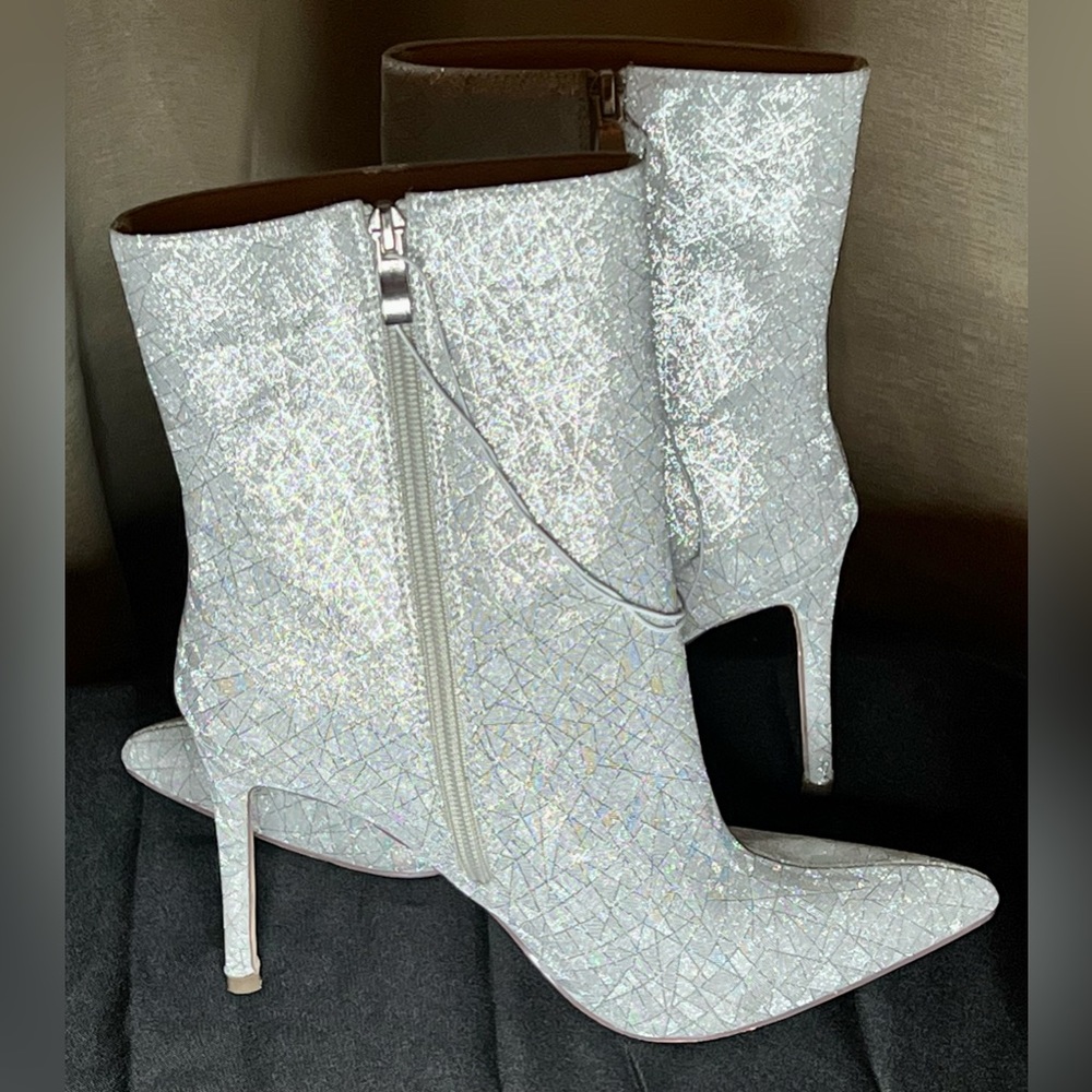 NWT NWOB Elditas silver shimmering booties. Women’s size 7.5. 4 inch heel